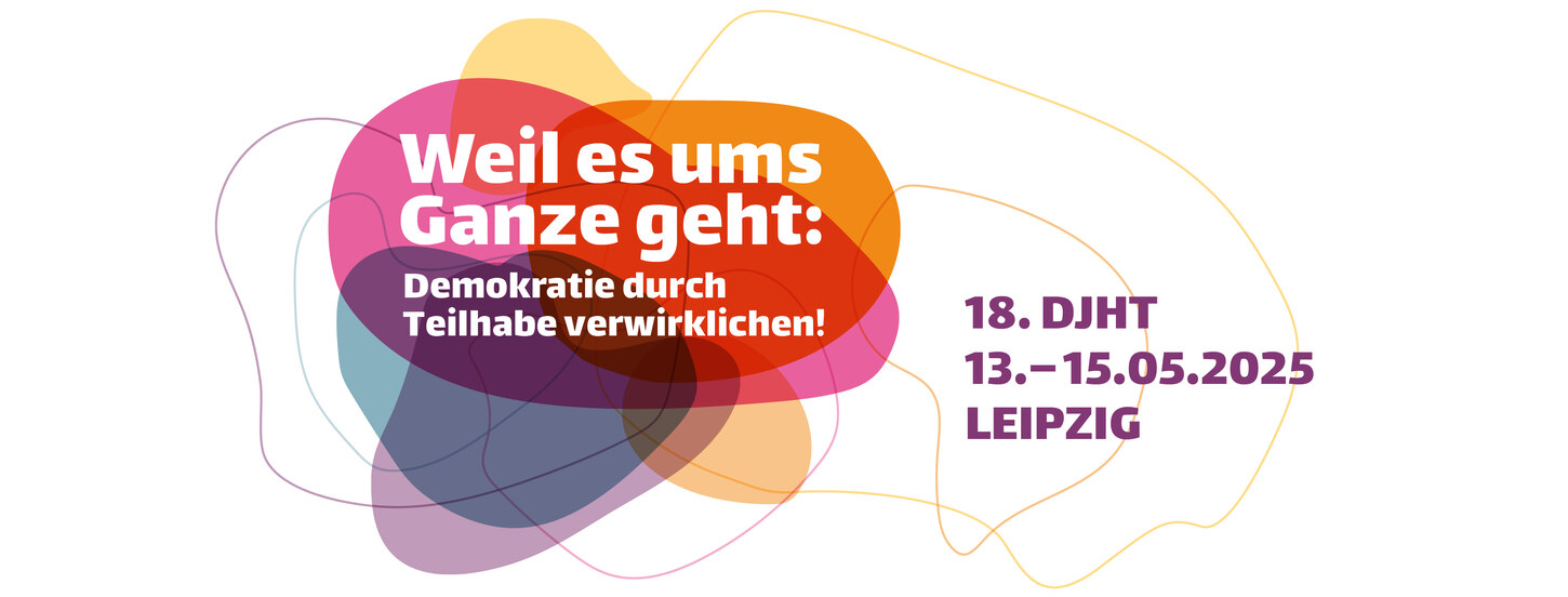 Grafik mit Aufschrift: Weil es ums Ganze Geht: Demokratie durch Teilhabe verwirklichen! 18. DJHT 13.-15.5.2025 Leipzig